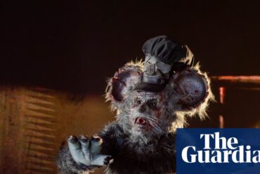 2020'lerde sinemayı şekillendiren dijital ekranlar, film afişleri ve seyirci siluetleri