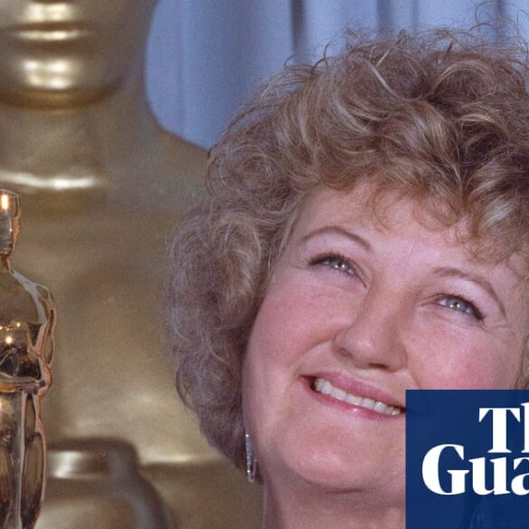 Brenda Fricker, 'My Left Foot' filmiyle kazandığı Oscar ödülüyle birlikte.