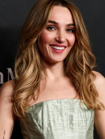 Chloe Fineman, Saturday Night Live sahnesinde bir karakter canlandırırken