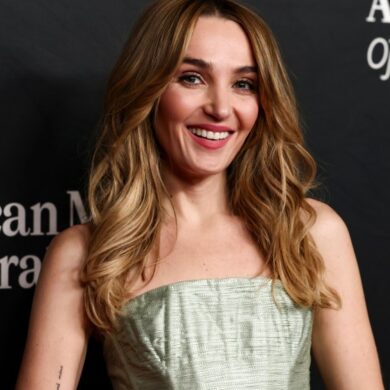 Chloe Fineman, Saturday Night Live sahnesinde bir karakter canlandırırken