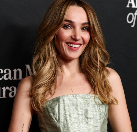 Chloe Fineman, Saturday Night Live sahnesinde bir karakter canlandırırken