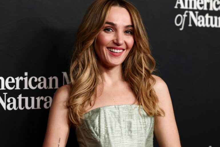 Chloe Fineman, Saturday Night Live sahnesinde bir karakter canlandırırken