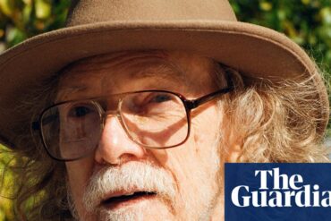 Ed Askew, tiple enstrümanıyla müzik yaparken