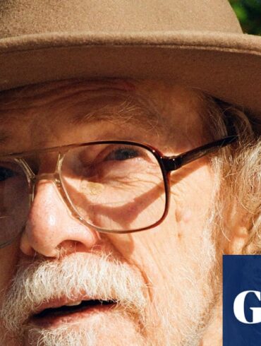 Ed Askew, tiple enstrümanıyla müzik yaparken