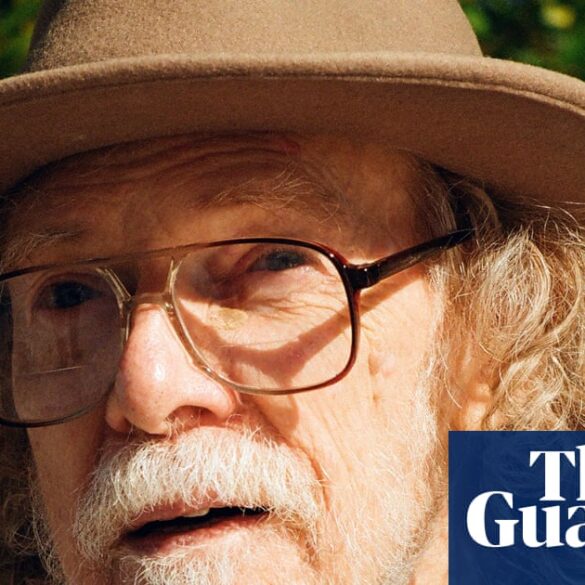 Ed Askew, tiple enstrümanıyla müzik yaparken