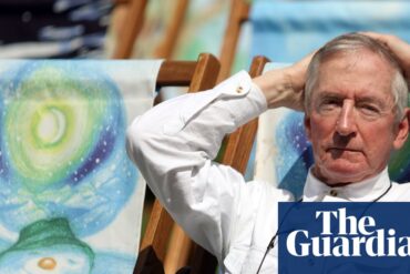 Raymond Briggs'in Oxfam Hove kitabevinde satışa sunulan kişisel kütüphanesinden bir görünüm.