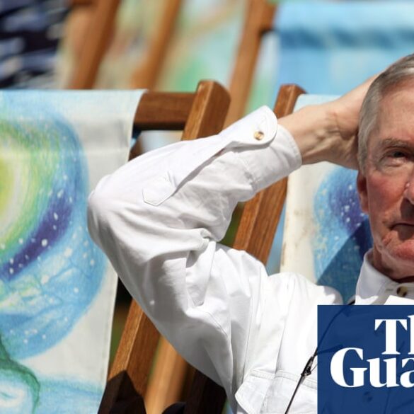 Raymond Briggs'in Oxfam Hove kitabevinde satışa sunulan kişisel kütüphanesinden bir görünüm.