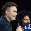 Sam Fender ve Olivia Dean, Brit Ödülleri'nde "Rein Me In" şarkısıyla sahne alırken.