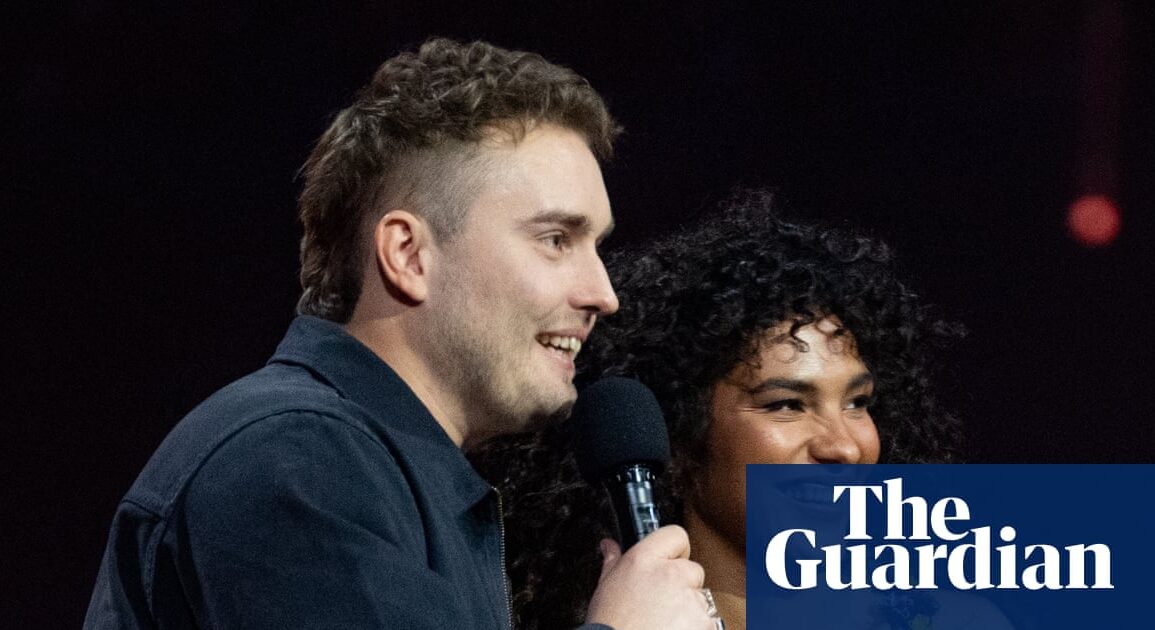 Sam Fender ve Olivia Dean, Brit Ödülleri'nde "Rein Me In" şarkısıyla sahne alırken.