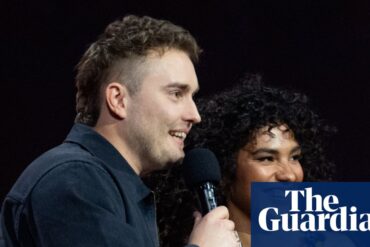 Sam Fender ve Olivia Dean, Brit Ödülleri'nde "Rein Me In" şarkısıyla sahne alırken.