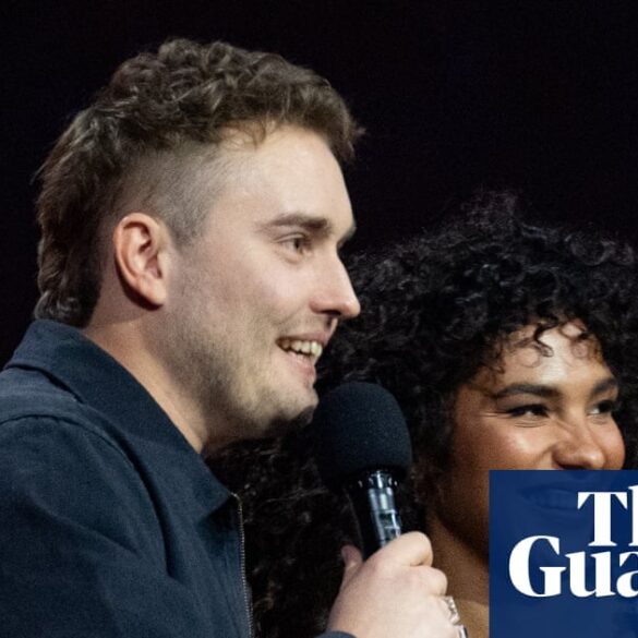Sam Fender ve Olivia Dean, Brit Ödülleri'nde "Rein Me In" şarkısıyla sahne alırken.