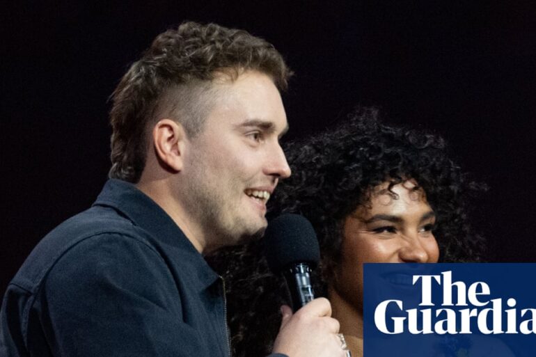 Sam Fender ve Olivia Dean, Brit Ödülleri'nde "Rein Me In" şarkısıyla sahne alırken.
