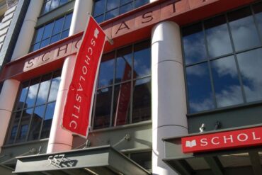 Scholastic şirket binası ve logosu