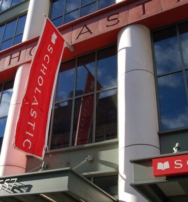 Scholastic şirket binası ve logosu