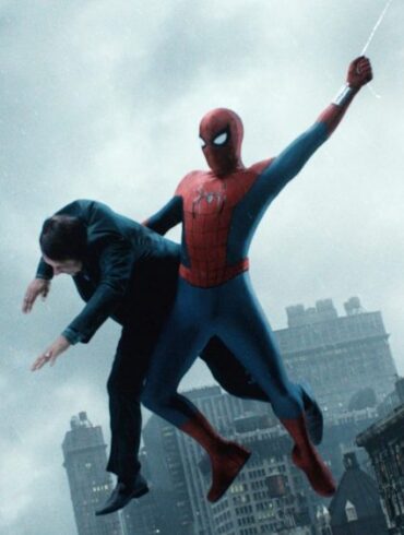 Tom Holland'ın Örümcek-Adam kostümüyle New York silüeti önünde durduğu 'Spider-Man: Brand New Day' filminin posteri.