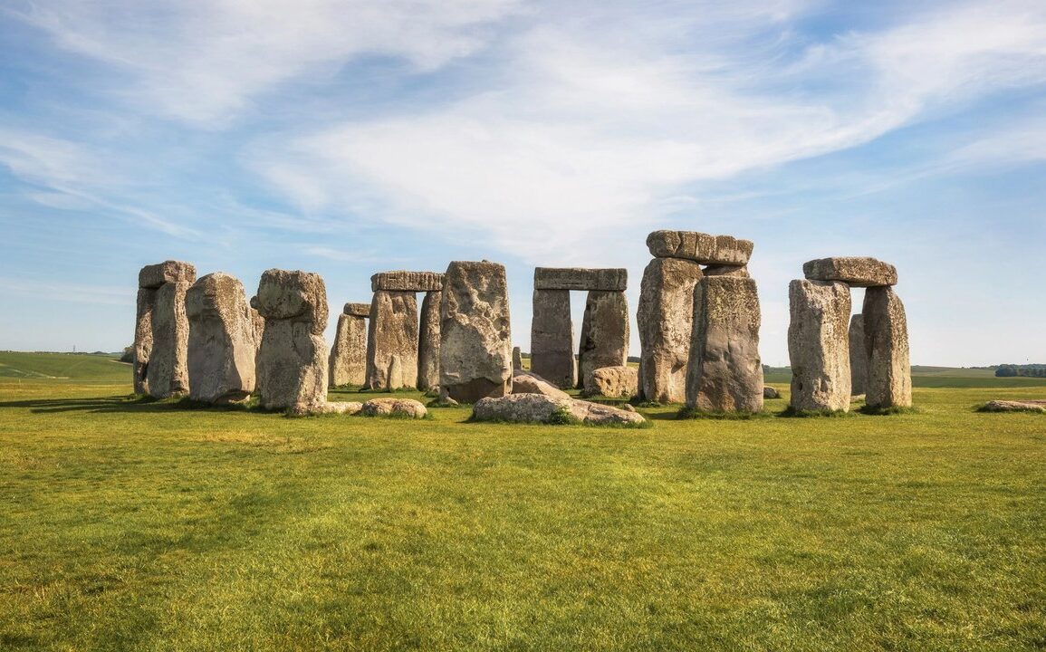 Güneşin doğuşunda, kalabalık olmayan, mistik bir Stonehenge görüntüsü