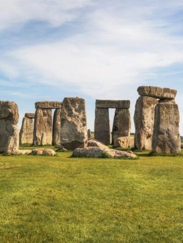 Güneşin doğuşunda, kalabalık olmayan, mistik bir Stonehenge görüntüsü