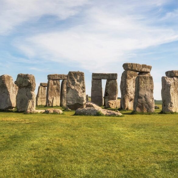 Güneşin doğuşunda, kalabalık olmayan, mistik bir Stonehenge görüntüsü