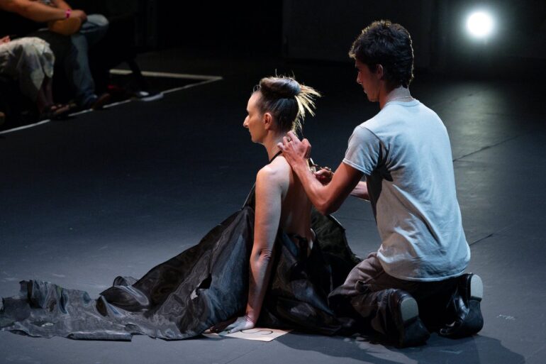 Yoko Ono’nun İkonik ‘Cut Piece’ Performansı Los Angeles’ta MPA Yorumuyla Yeniden Canlandı