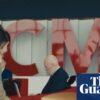 Coyote vs Acme filminden bir sahne: Canlı aksiyon oyuncusu Will Forte, animasyon karakteri Wile E. Coyote ile birlikte