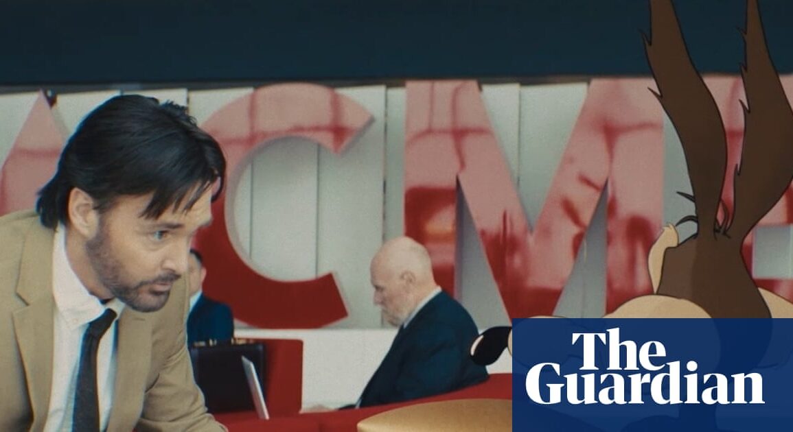 Coyote vs Acme filminden bir sahne: Canlı aksiyon oyuncusu Will Forte, animasyon karakteri Wile E. Coyote ile birlikte