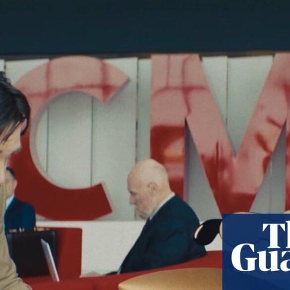 Coyote vs Acme filminden bir sahne: Canlı aksiyon oyuncusu Will Forte, animasyon karakteri Wile E. Coyote ile birlikte