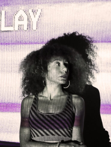 Vokalist ve prodüktör Elif Çağlar'ın elektronik müzik projesi Donna Mobile'ın yeni teklisi 'It's All a Lie'ın kapak görseli veya performansından bir kare.