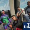 EA Sports FC 27 oyunundan bir ekran görüntüsü, futbol sahası ve oyuncular