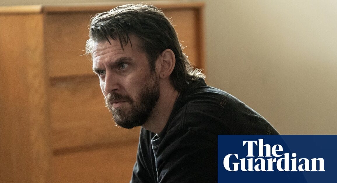 The Terror: Devil in Silver dizisinden bir sahne, Proms konserinden bir görüntü ve H Is for Hawk filminden bir kare kolajı