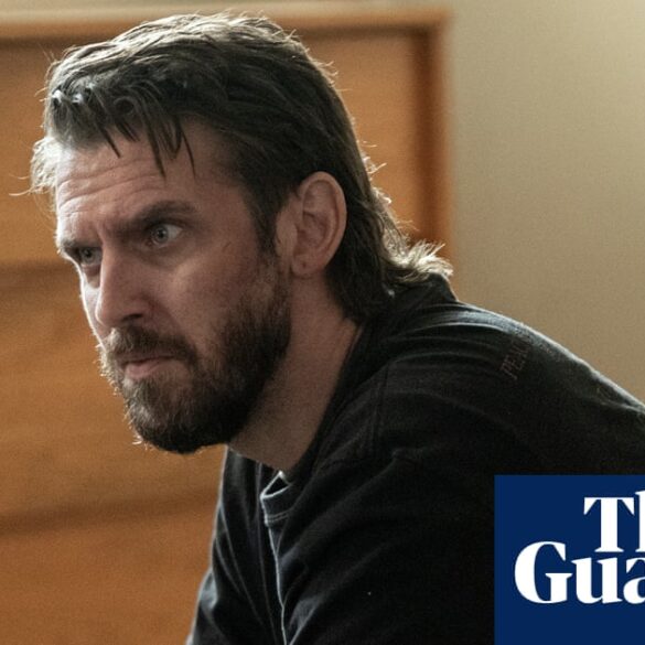 The Terror: Devil in Silver dizisinden bir sahne, Proms konserinden bir görüntü ve H Is for Hawk filminden bir kare kolajı