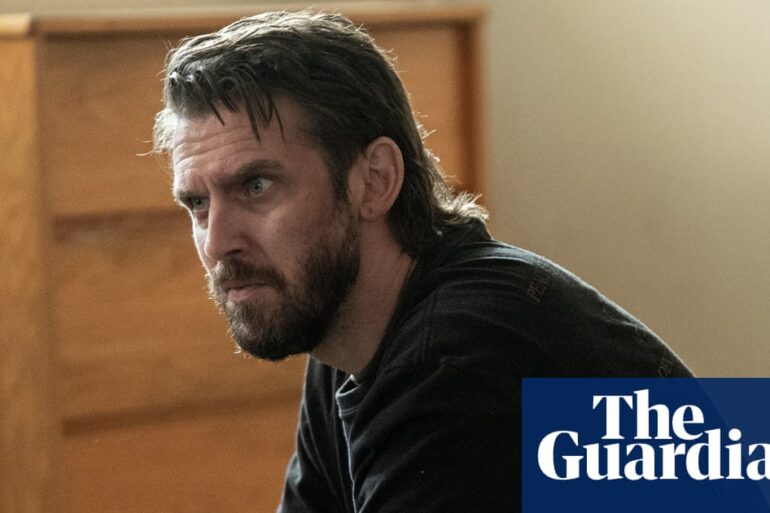 The Terror: Devil in Silver dizisinden bir sahne, Proms konserinden bir görüntü ve H Is for Hawk filminden bir kare kolajı
