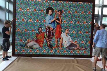 Kehinde Wiley'ın Young Artists After Siamesas 1960 tablosunun ABD Dominik Cumhuriyeti Büyükelçiliği'ndeki kurulum anı