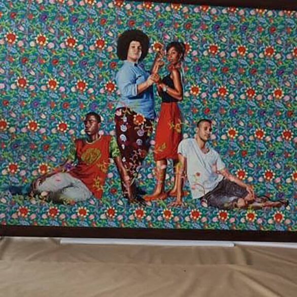 Kehinde Wiley'ın Young Artists After Siamesas 1960 tablosunun ABD Dominik Cumhuriyeti Büyükelçiliği'ndeki kurulum anı