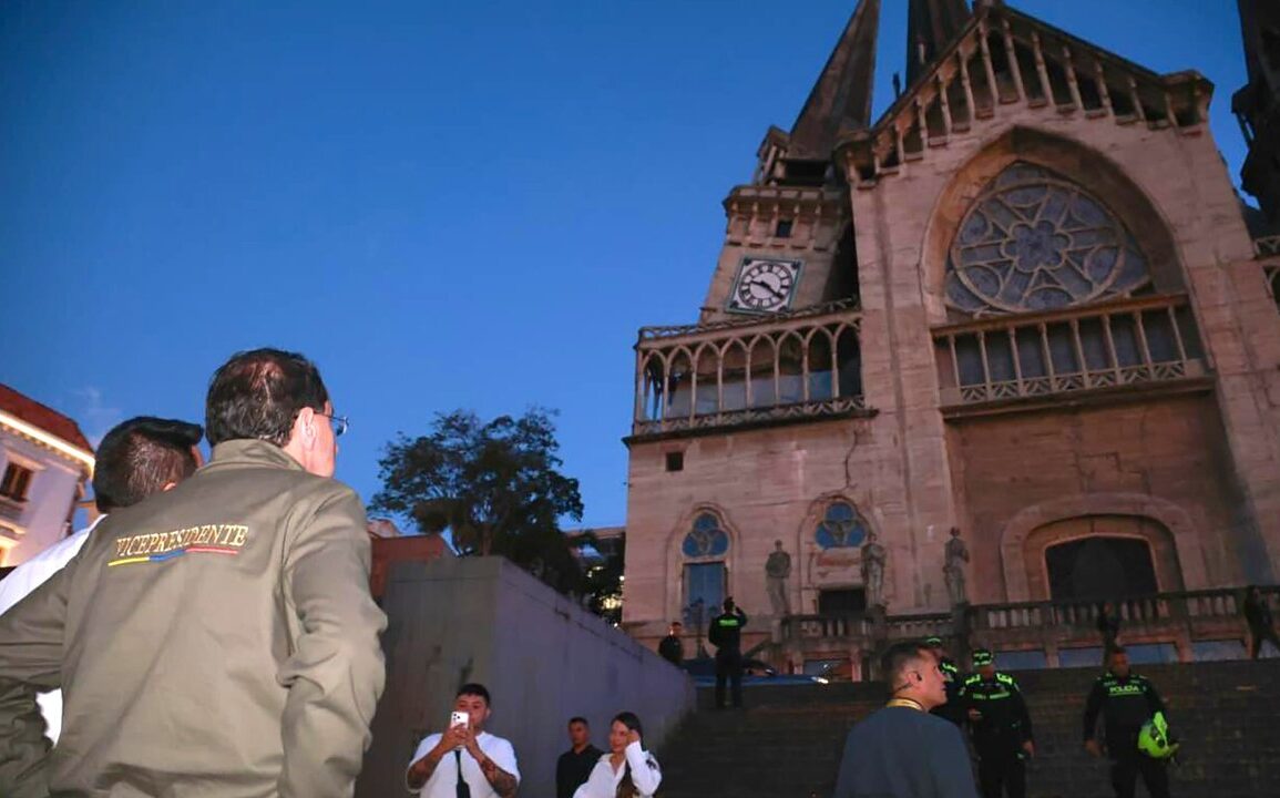 Manizales Katedrali'nin çöken yan kulesinin enkazı