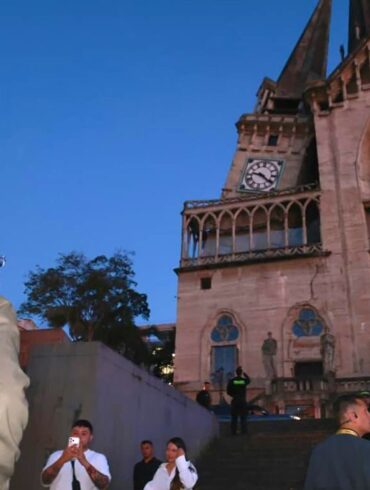 Manizales Katedrali'nin çöken yan kulesinin enkazı