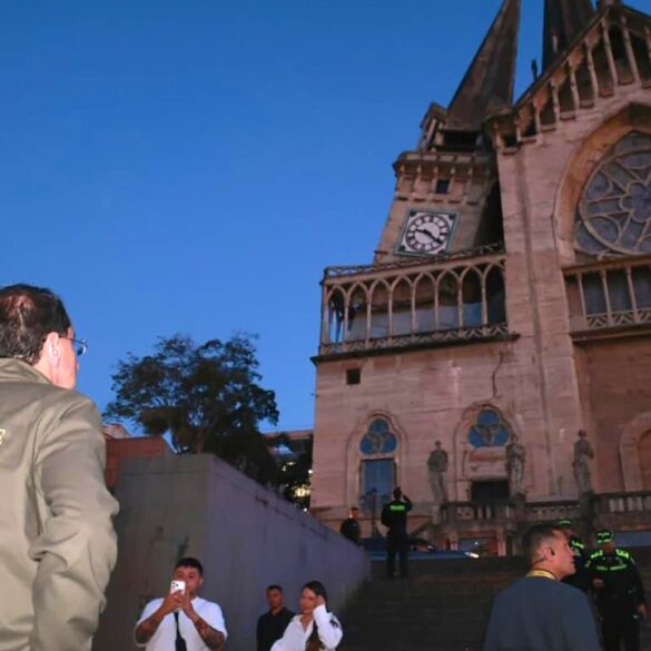 Manizales Katedrali'nin çöken yan kulesinin enkazı