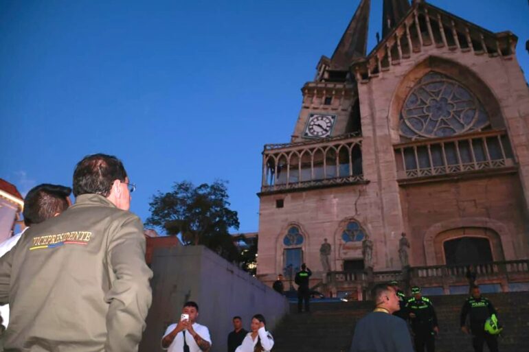 Manizales Katedrali'nin çöken yan kulesinin enkazı