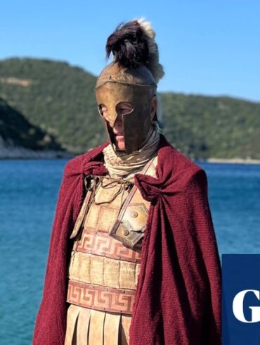 Richard E. Grant, Akdeniz'de Homeros'un Odysseia'sının izlerini sürerken.