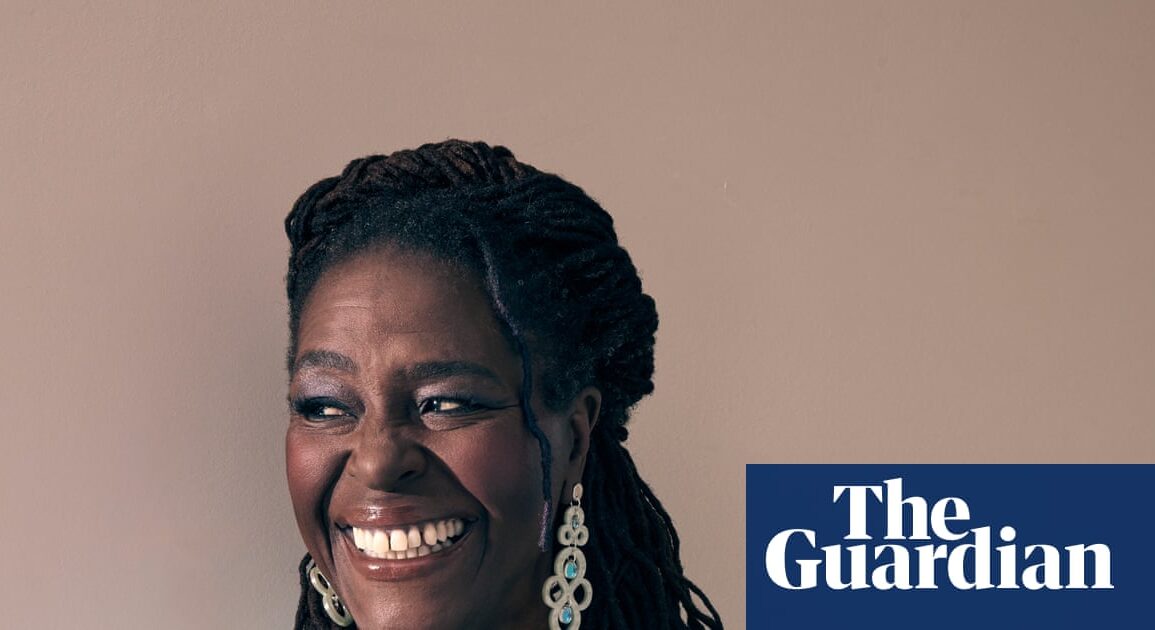 Sharon D Clarke, Royal Shakespeare Company'nin Othello prodüksiyonunda sahneden bir görünüm.