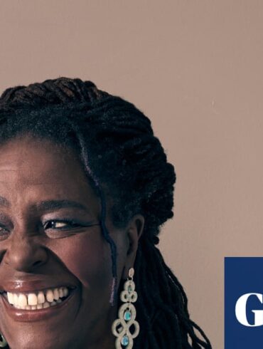 Sharon D Clarke, Royal Shakespeare Company'nin Othello prodüksiyonunda sahneden bir görünüm.
