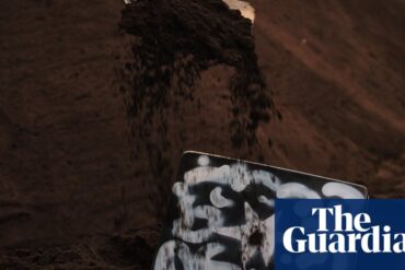 Sydney'deki Carriageworks'te 'Heap' enstalasyonunda toprağa gömülü sanat eserlerinin kazı anı.