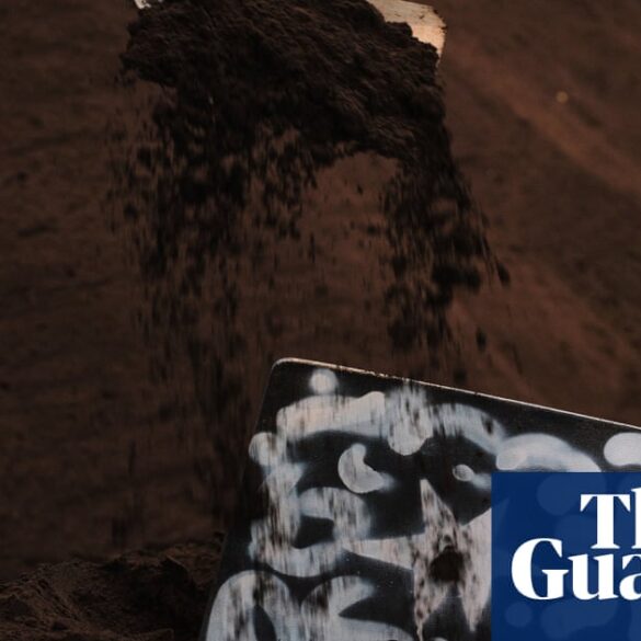 Sydney'deki Carriageworks'te 'Heap' enstalasyonunda toprağa gömülü sanat eserlerinin kazı anı.