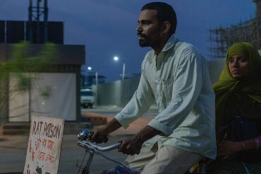 Anuparna Roy'un 'Lovers in the Blue Night' filminden bir sahne