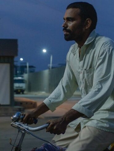 Anuparna Roy'un 'Lovers in the Blue Night' filminden bir sahne