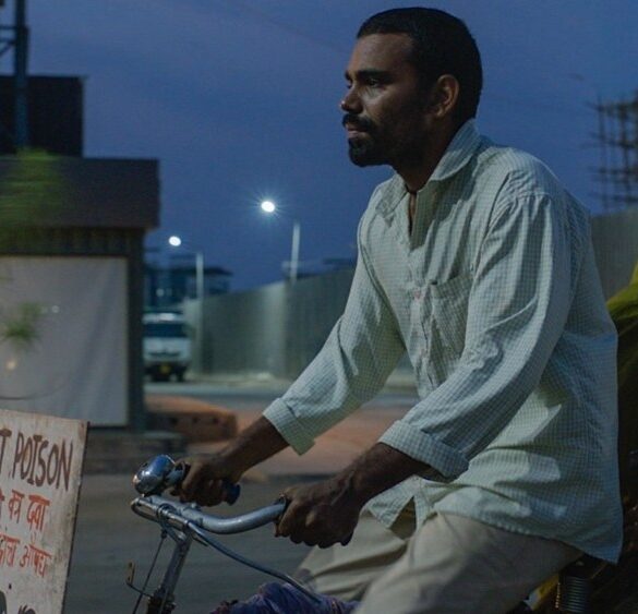 Anuparna Roy'un 'Lovers in the Blue Night' filminden bir sahne