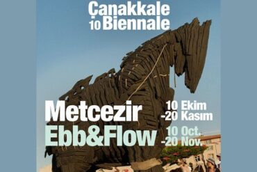 10. Çanakkale Bienali 'Metcezir' temasına uygun, su ve toprağın etkileşimini yansıtan bir sanat enstalasyonu