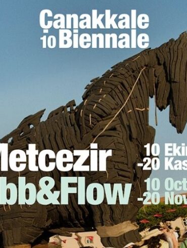 10. Çanakkale Bienali 'Metcezir' temasına uygun, su ve toprağın etkileşimini yansıtan bir sanat enstalasyonu