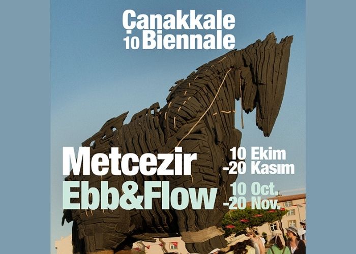 10. Çanakkale Bienali 'Metcezir' temasına uygun, su ve toprağın etkileşimini yansıtan bir sanat enstalasyonu