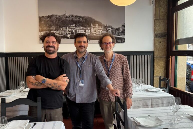 Matías Rojas ve David Matamoros, Dog Legs filmi projesi hakkında konuşurken