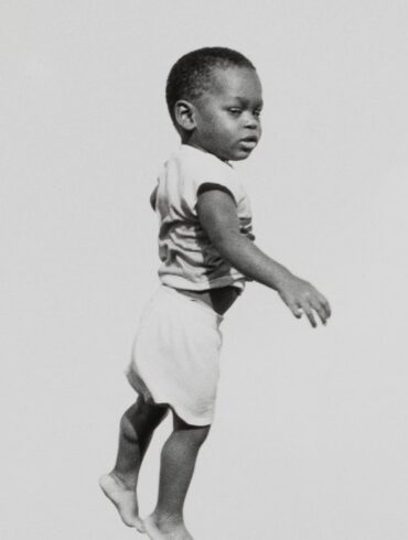 Şikago Çağdaş Fotoğraf Müzesi'nde sergilenen "Emmett Till Yaşasaydı" başlıklı fotoğraf sergisinden bir görünüm.